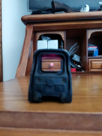 Un compañero vende un visor eotech, tiene marcas de uso pero funciona perfectamente, lo vende porque se 01