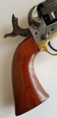 VENDIDO 
Revolver 1860 Fluted Uberti
Estrenado solamente por capricho. muy nuevo.
Es un amigo que no compite 00