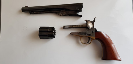 VENDIDO 
Revolver 1860 Fluted Uberti
Estrenado solamente por capricho. muy nuevo.
Es un amigo que no compite 11