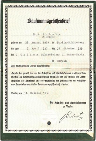  EN RECUERDO Y HOMENAJE A LOS QUE YA NO ESTÁN. 

Si pones en  GOOGLE    PASAPORTES EN LA MEMORIA   da 151