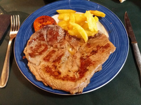 Hoy para comer acelgas hervidas y chuletón de vaca gallega vieja con seis semanas de maduración en cámara 61