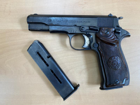 Se vende Pistola star calibre 380 auto (9 corto), con dos cargadores, el arma es de un compañero y se 01
