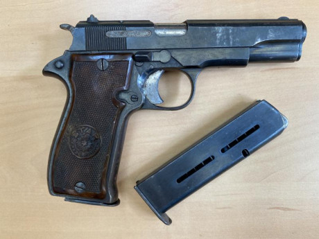 Se vende Pistola star calibre 380 auto (9 corto), con dos cargadores, el arma es de un compañero y se 00