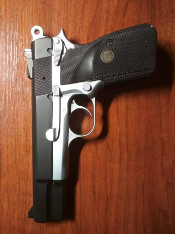 Hola.  Vendo esta pistola de 9mmP. de 13 disparos mas uno. dos cargadores, su maletín original. Prácticamente 00