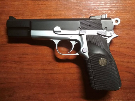 Hola.  Vendo esta pistola de 9mmP. de 13 disparos mas uno. dos cargadores, su maletín original. Prácticamente 12