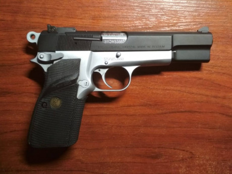 Hola.  Vendo esta pistola de 9mmP. de 13 disparos mas uno. dos cargadores, su maletín original. Prácticamente 11