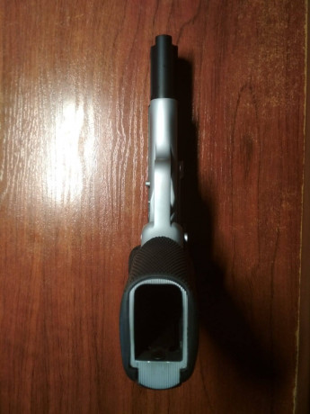 Hola.  Vendo esta pistola de 9mmP. de 13 disparos mas uno. dos cargadores, su maletín original. Prácticamente 10