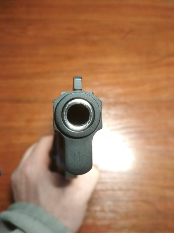 Hola.  Vendo esta pistola de 9mmP. de 13 disparos mas uno. dos cargadores, su maletín original. Prácticamente 21