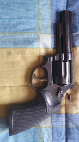 Vendo revolver Taurus modelo 66 de 4 pulgadas y calibre 357 Magnum.

El revolver tiene cachas de neopreno 02