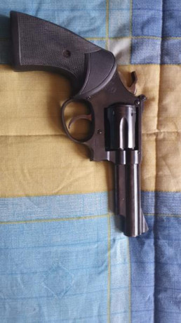 Vendo revolver Taurus modelo 66 de 4 pulgadas y calibre 357 Magnum.

El revolver tiene cachas de neopreno 01