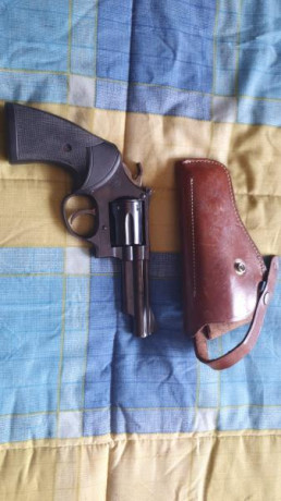 Vendo revolver Taurus modelo 66 de 4 pulgadas y calibre 357 Magnum.

El revolver tiene cachas de neopreno 00
