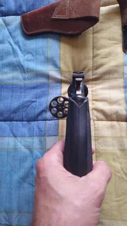 Vendo revolver Taurus modelo 66 de 4 pulgadas y calibre 357 Magnum.

El revolver tiene cachas de neopreno 10