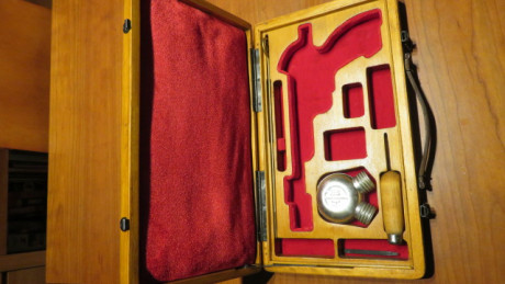 Vendo maletín para pistola del 22LR MARGOLIN DE VOSTOK con los accesorios de las fotos su estado es reformado 22