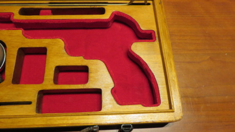 Vendo maletín para pistola del 22LR MARGOLIN DE VOSTOK con los accesorios de las fotos su estado es reformado 20