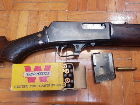 Rifles Winchester con más de un siglo de antigüedad. Se venden cada uno con una caja de munición.
Cada 02