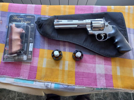 Hola foreros, se vende Colt Anaconda, con funda, 2 cargadores rapidos y unas cachas de madera intercambiables. 02
