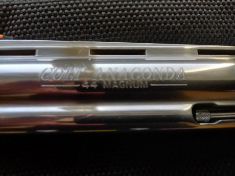 Hola foreros, se vende Colt Anaconda, con funda, 2 cargadores rapidos y unas cachas de madera intercambiables. 01