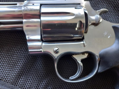 Hola foreros, se vende Colt Anaconda, con funda, 2 cargadores rapidos y unas cachas de madera intercambiables. 00
