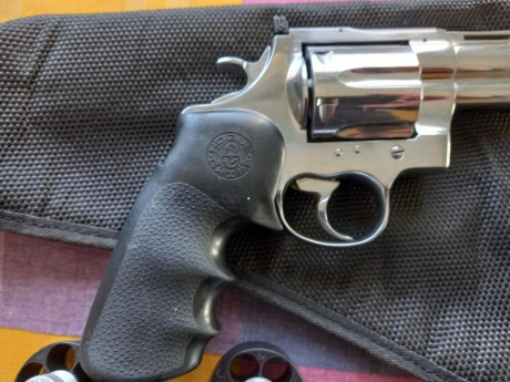 Hola foreros, se vende Colt Anaconda, con funda, 2 cargadores rapidos y unas cachas de madera intercambiables. 12