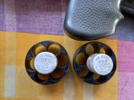 Hola foreros, se vende Colt Anaconda, con funda, 2 cargadores rapidos y unas cachas de madera intercambiables. 11