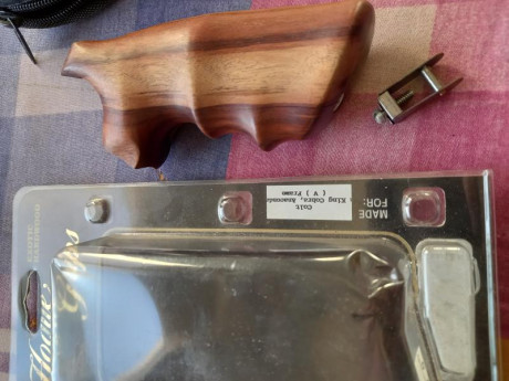 Hola foreros, se vende Colt Anaconda, con funda, 2 cargadores rapidos y unas cachas de madera intercambiables. 10