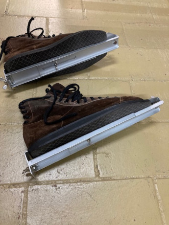Botas de tiro en ante talla 40/41 y sus correspondientes hormas en aluminio.
p r e c i o calzado 45  accesorio 00
