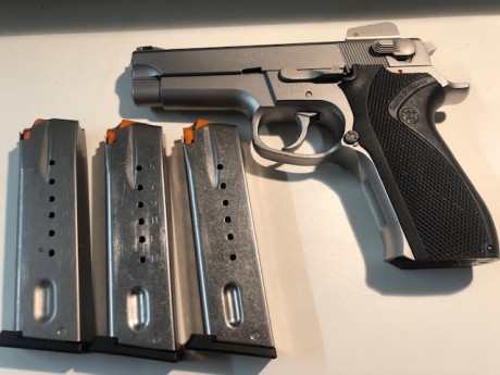 Vendo Smiht & Wesson 5906 con tres cargadores. 300 mas portes. Guiada en F  :metra: 00