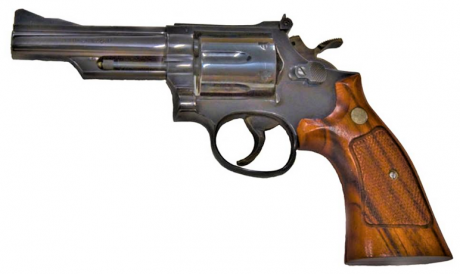 Hola

buscaba un revólver clásico en pavón azul, de Smith & Wesson (Model 19, Model 15, Model 10 o 00