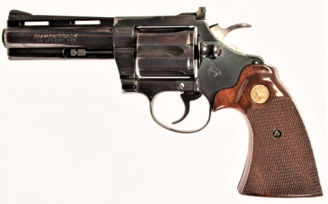 Hola

buscaba un revólver clásico en pavón azul, de Smith & Wesson (Model 19, Model 15, Model 10 o 20