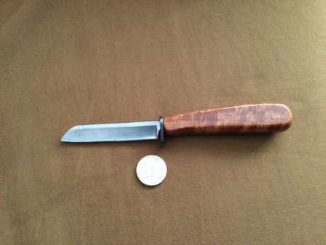 Cuchillo artesanal, fabricado a partir de navaja de afeitar alemana. La forma del mango, muy comoda, esta 02