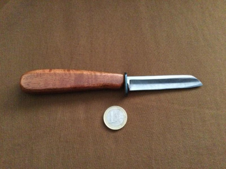 Cuchillo artesanal, fabricado a partir de navaja de afeitar alemana. La forma del mango, muy comoda, esta 01