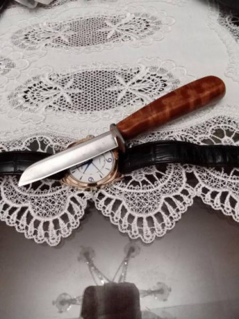 Cuchillo artesanal, fabricado a partir de navaja de afeitar alemana. La forma del mango, muy comoda, esta 00