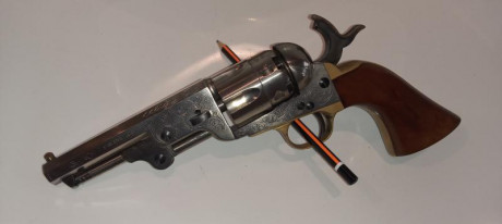 Vendo Revolver Pietta sheriff cal. 44 plateado, el arma está en Madrid guiada en AE.
Precio 170€ portes 02