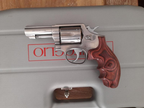 Se vende S&W model 65-5 de 3" en un impecable estado, es de calibre 357/38 y está guiada en F.

El 01