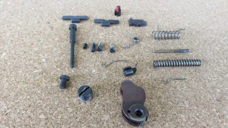 Vendo recambios para pistola del 22LR VOSTOK MARGOLIN muy difícil de encontrar, alunas piezas  son nuevas 01