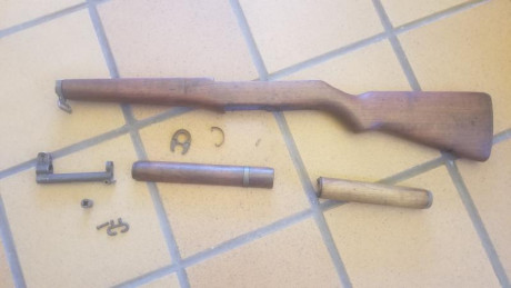Buenas noches,

Tengo estas maderas y piezas que desmonté del fusil Garand M1 que me compré traído de 01