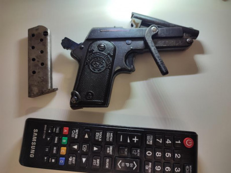 Vendo pistola marca JO.LO.AR. del 6,35 mm, muy pequeña. guiada licencia A, pavonada, marcas en el metal, 01