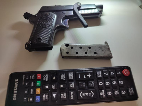 Vendo pistola marca JO.LO.AR. del 6,35 mm, muy pequeña. guiada licencia A, pavonada, marcas en el metal, 00