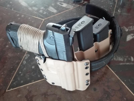 Se vende HK USP 9mm, 3 cargadores originales, funda y porta cargadores de kydex color arena.
El arma esta 02