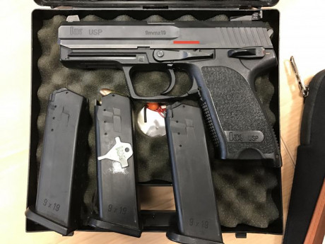 Se vende HK USP 9mm, 3 cargadores originales, funda y porta cargadores de kydex color arena.
El arma esta 01