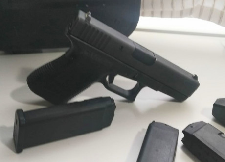 Se vende Glock 19, de segunda generación, con tres cargadores de 15 cartuchos, maletín y ayuda de carga.
Estado 01