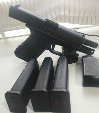 Se vende Glock 19, de segunda generación, con tres cargadores de 15 cartuchos, maletín y ayuda de carga.
Estado 00