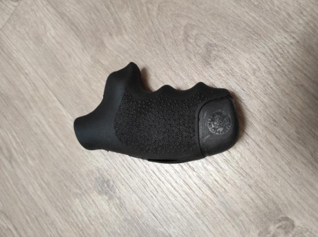 Vendo cacha hogue deteriorada por intento de ponerla en un revólver. Hubo que rajar el canto para sacarla. 01