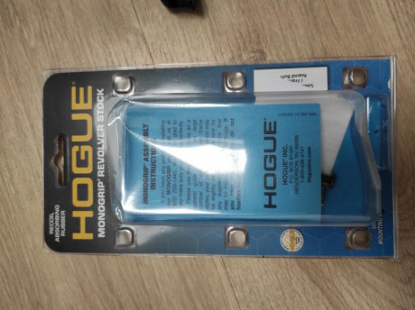 Vendo cacha hogue deteriorada por intento de ponerla en un revólver. Hubo que rajar el canto para sacarla. 11