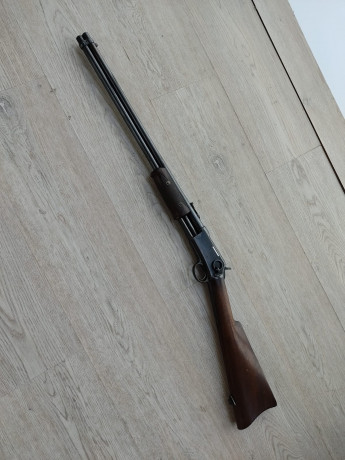 Un compañero del curro me ha pedido que le anuncie un rifle que quiere vender. se trata de un Colt Lightning 02