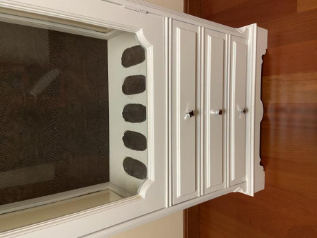 Vendo esta preciosidad de armero-vitrina en madera lacado en blanco con tres cajones y luz. Estado impoluto. 02