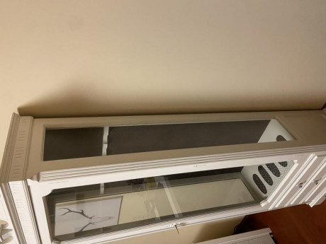 Vendo esta preciosidad de armero-vitrina en madera lacado en blanco con tres cajones y luz. Estado impoluto. 01