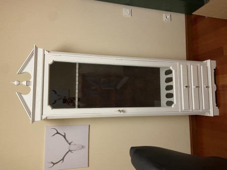 Vendo esta preciosidad de armero-vitrina en madera lacado en blanco con tres cajones y luz. Estado impoluto. 00