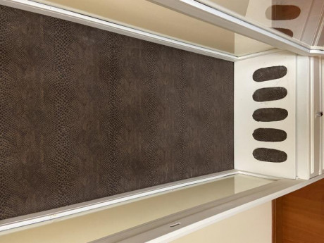 Vendo esta preciosidad de armero-vitrina en madera lacado en blanco con tres cajones y luz. Estado impoluto. 12