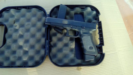 Buenas tardes un amigo vende pistola por no hacer uso de ella lleva maletín para trasporte dos cargadores 01
